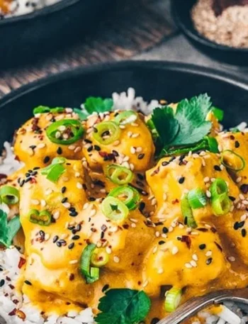 Mango-Tofu-Curry nach indischer Art mit frischen Zutaten