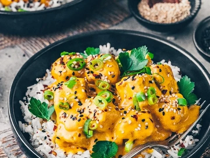 Mango-Tofu-Curry nach indischer Art mit frischen Zutaten