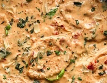 Zartes Marry Me Tofu serviert auf einem eleganten Teller mit frischen Kräutern