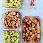 Verschiedene köstliche Tofu-Marinaden in Schalen angerichtet