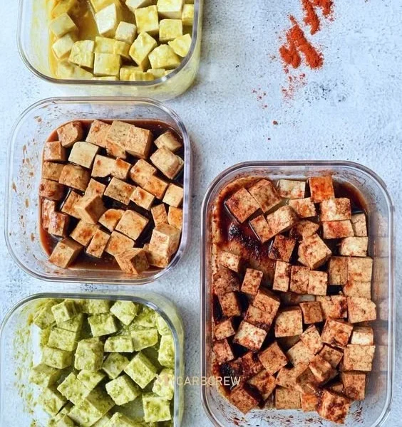 Verschiedene köstliche Tofu-Marinaden in Schalen angerichtet