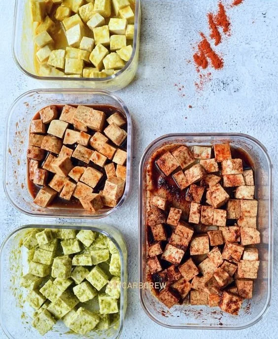 Verschiedene köstliche Tofu-Marinaden in Schalen angerichtet