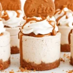 Mini Biscoff Cheesecakes auf einem Teller serviert