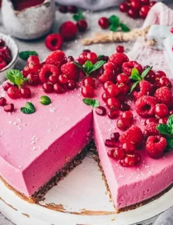 No Bake Himbeer-Käsekuchen auf einem Teller mit frischen Himbeeren
