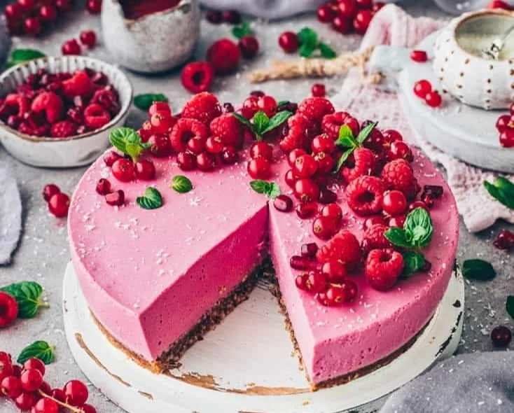 No Bake Himbeer-Käsekuchen auf einem Teller mit frischen Himbeeren
