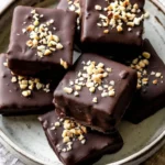 No-Bake Schokoladenüberzogene Brownies auf einem Teller