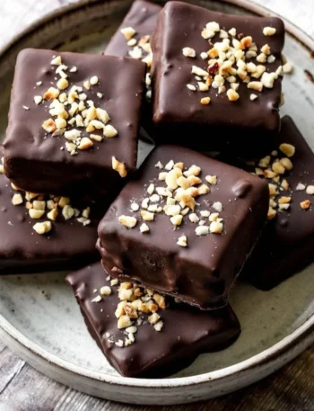 No-Bake Schokoladenüberzogene Brownies auf einem Teller