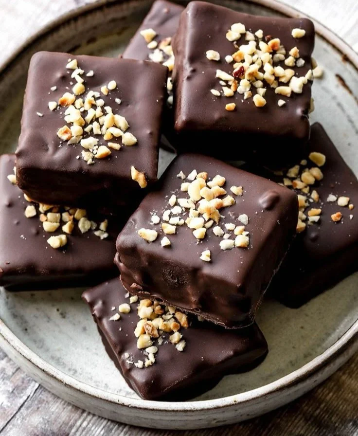 No-Bake Schokoladenüberzogene Brownies auf einem Teller