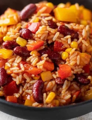 One Pot Reis mit Paprika, Bohnen und Mais in einer bunten Pfanne zubereitet