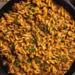 One-Pot Vegan Hamburger Helper mit Käse und Pasta in einer Schüssel