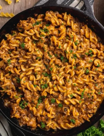 One-Pot Vegan Hamburger Helper mit Käse und Pasta in einer Schüssel