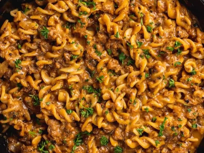 One-Pot Vegan Hamburger Helper mit Käse und Pasta in einer Schüssel