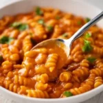 Schüssel mit Pasta e Fagioli, einer italienischen Bohnensuppe mit Pasta.