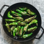 Leckere Pimientos de Padron serviert auf einem Teller.