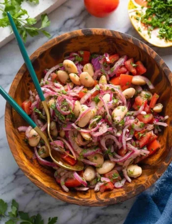 Piyaz - Türkischer weißer Bohnensalat mit Zwiebeln und Kräutern