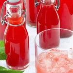 Hausgemachter Rhabarbersirup in einer Glasflasche
