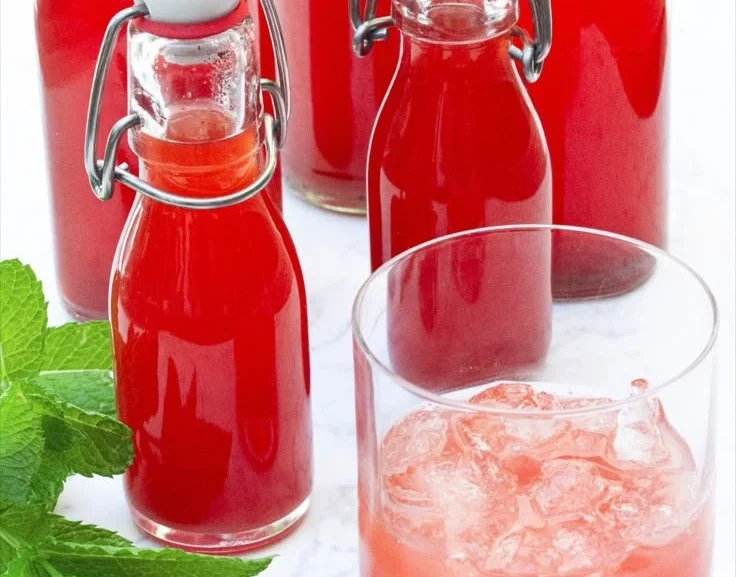 Hausgemachter Rhabarbersirup in einer Glasflasche