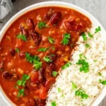 Schnelles Kidneybohnen Curry mit Kokosmilch in einer Schüssel serviert