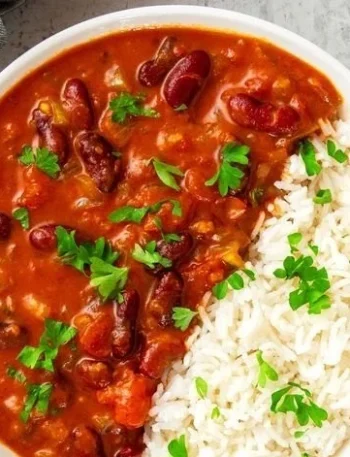 Schnelles Kidneybohnen Curry mit Kokosmilch in einer Schüssel serviert
