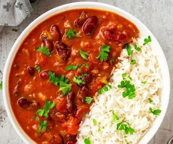 Schnelles Kidneybohnen Curry mit Kokosmilch in einer Schüssel serviert