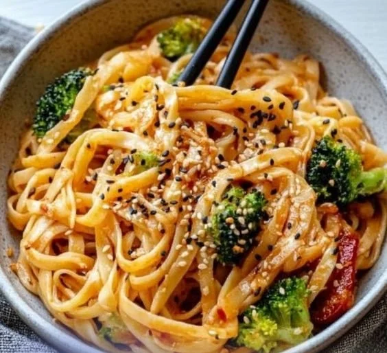 Schnelle, süß-scharfe vegane Tahini-Nudeln mit frischen Zutaten.