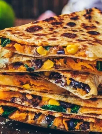 Vegane Süßkartoffel-Quesadillas mit frischem Gemüse