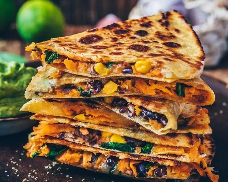 Vegane Süßkartoffel-Quesadillas mit frischem Gemüse