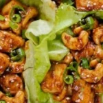 Gesunde Tofu-Lettuce-Wraps mit frischem Gemüse und würziger Sauce