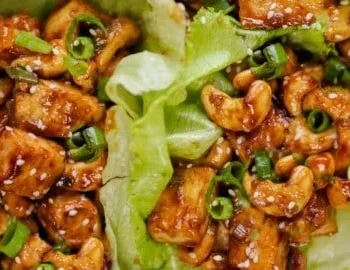 Gesunde Tofu-Lettuce-Wraps mit frischem Gemüse und würziger Sauce