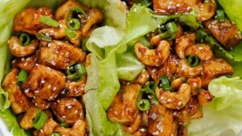 Gesunde Tofu-Lettuce-Wraps mit frischem Gemüse und würziger Sauce