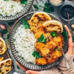 Tofu Tikka Masala mit Gewürzen, serviert in einer Schüssel.