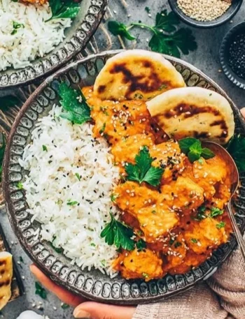 Tofu Tikka Masala mit Gewürzen, serviert in einer Schüssel.