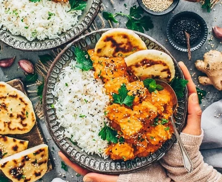 Tofu Tikka Masala mit Gewürzen, serviert in einer Schüssel.