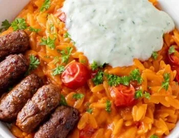 Tomaten Kritharaki Gericht mit frischen Zutaten zubereitet
