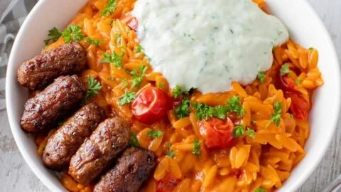 Tomaten Kritharaki Gericht mit frischen Zutaten zubereitet