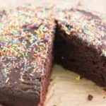 Saftige vegane Schokoladentorte mit Schokoladenglasur und frischen Beeren
