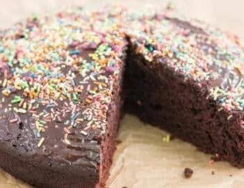 Saftige vegane Schokoladentorte mit Schokoladenglasur und frischen Beeren
