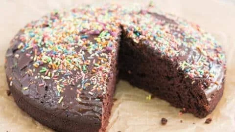Saftige vegane Schokoladentorte mit Schokoladenglasur und frischen Beeren