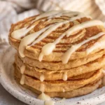 Vegane Zimtschnecken-Pfannkuchen auf einem Teller serviert