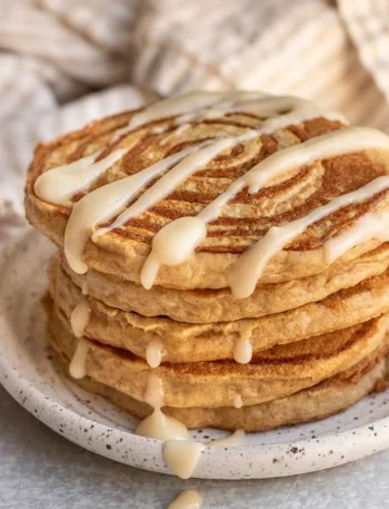 Vegane Zimtschnecken-Pfannkuchen auf einem Teller serviert