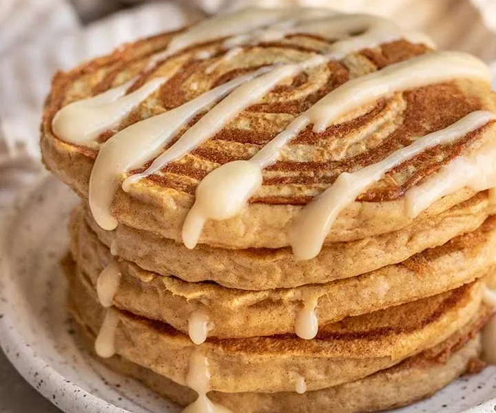 Vegane Zimtschnecken-Pfannkuchen auf einem Teller serviert