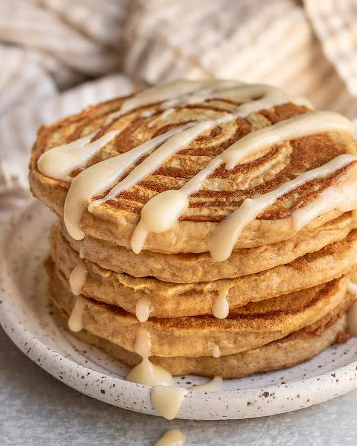 Vegane Zimtschnecken-Pfannkuchen auf einem Teller serviert