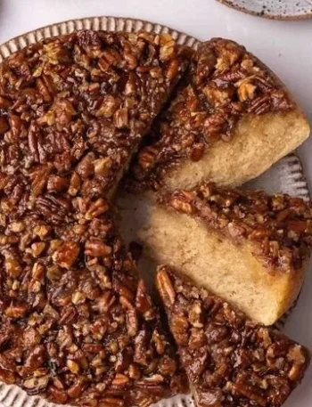 Vegane Pekannuss-Upside-Down-Torte auf einem Teller serviert.