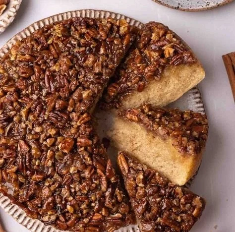 Vegane Pekannuss-Upside-Down-Torte auf einem Teller serviert.