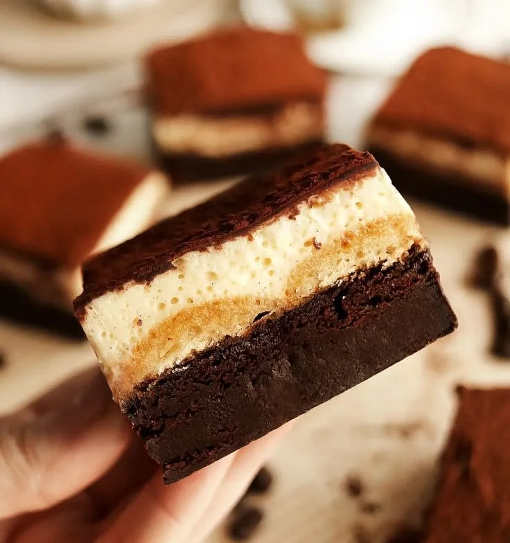 Vegane Tiramisu Brownies - leckeres, pflanzliches Dessert zum Genießen