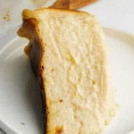 Vegane Basque Cheesecake, cremig und köstlich, ideal für süße Naschereien.