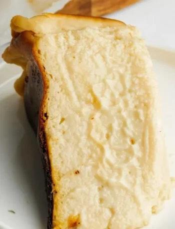 Vegane Basque Cheesecake, cremig und köstlich, ideal für süße Naschereien.