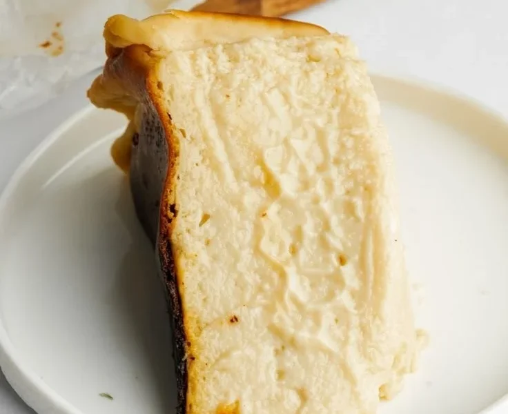 Vegane Basque Cheesecake, cremig und köstlich, ideal für süße Naschereien.