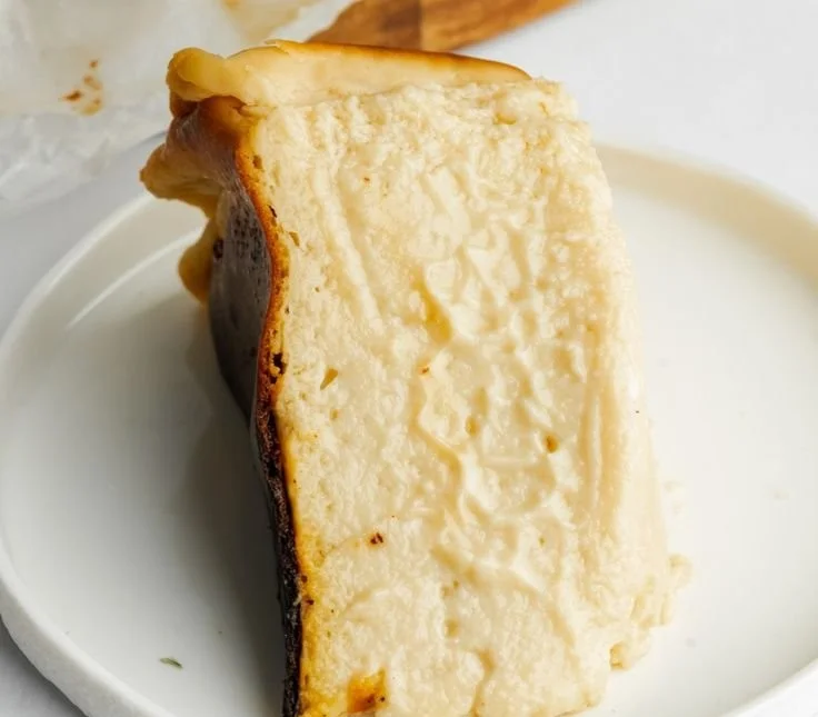 Vegane Basque Cheesecake, cremig und köstlich, ideal für süße Naschereien.