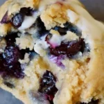 Leckere vegane Blaubeermuffins auf einem Tisch